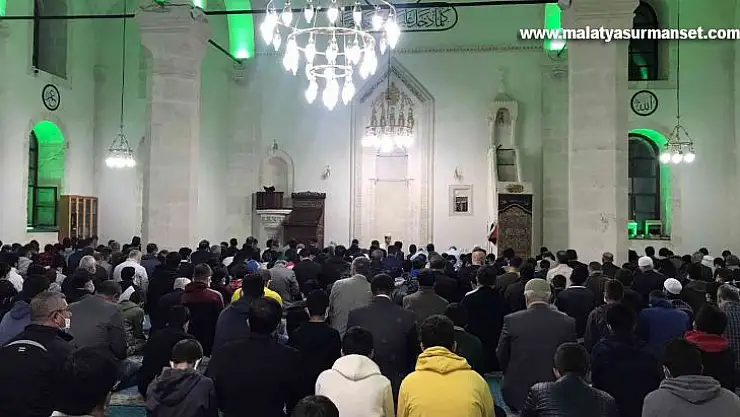 Babalar ve oğulları sabah namazında buluştu