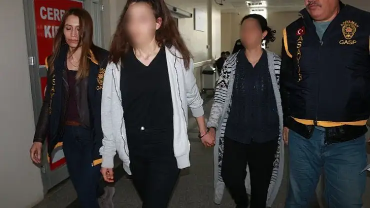 Babasını öldürdüğü iddia edilen genç kızla annesi adliyede