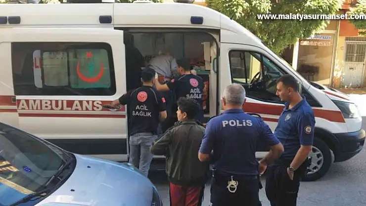 Babasını ve abisini bıçakladı