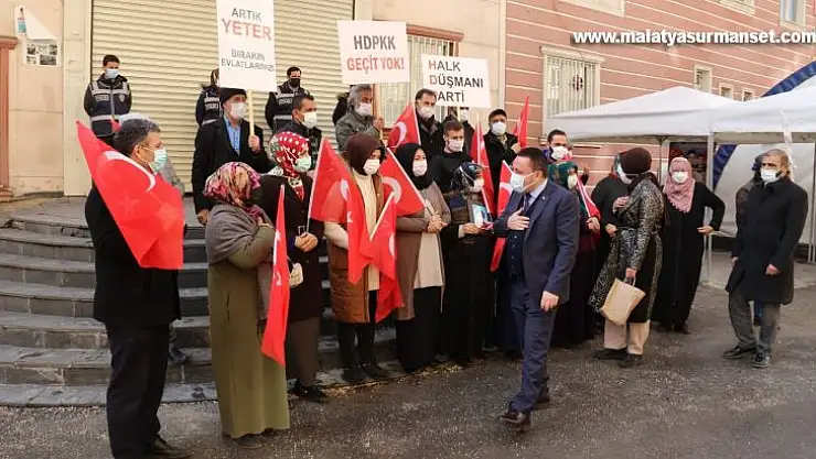 Bağlar Belediye Başkanı Beyoğlu, evlat nöbetindeki ailelere ziyarette bulundu