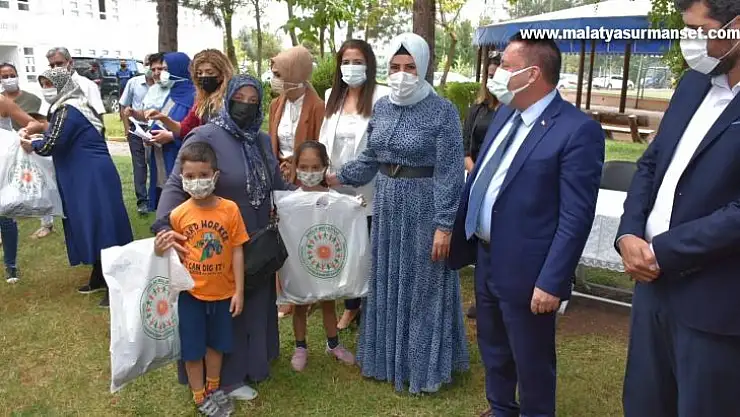 Bağlar Belediyesi ihtiyaç sahibi öğrencileri ve ailelerini sevindirdi