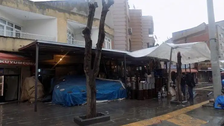 Bağlar belediyesi kaldırım işgallerini kaldırdı