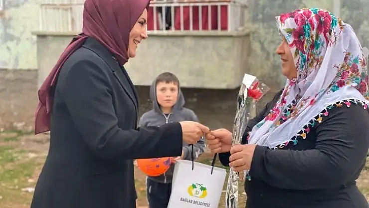 Bağlar Belediyesi'nden çat-kapı kadınlar günü kutlaması