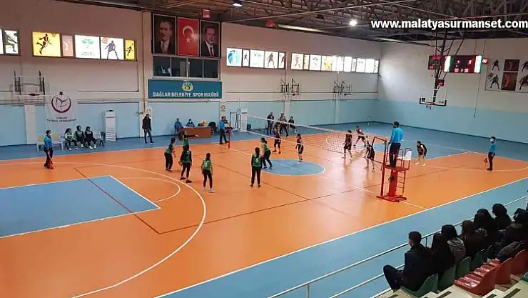 Bağlar Belediyesi'nden liseli voleybolculara tesis jesti