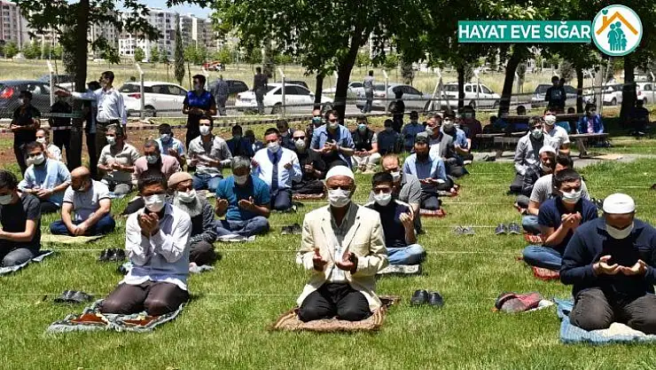 Bağlar'da sosyal mesafeli cuma namazı