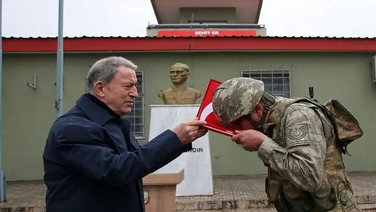 Bakan Akar, İngiltere Savunma Bakanı Wallace ile sınır hattını ziyaret etti