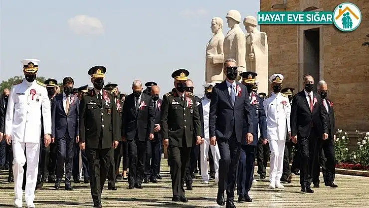 Bakan Akar, komuta kademesi ve OYAK Yönetim Kurulu ile Anıtkabir'i ziyaret etti