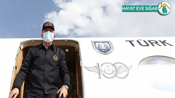 Bakan Akar, Pençe-Şimşek ve Pençe-Yıldırım operasyonları için Hakkari'ye harekat merkezine gitti