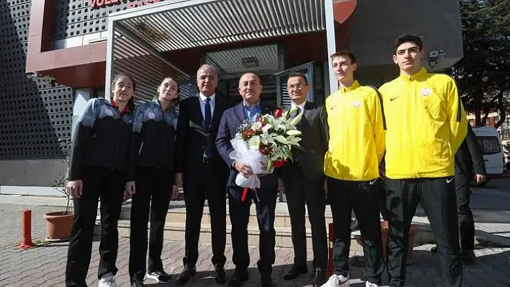 Bakan Çavuşoğlu'dan TVF Başkent Voleybol Kampüsü'ne ziyaret