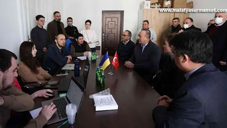 Bakan Çavuşoğlu, Kırım Tatar Koordinasyon Merkezi'ni ziyaret etti