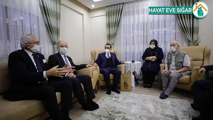 Bakan Dönmez, Soma'da ilk doğalgaz abonesinin evini ziyaret etti