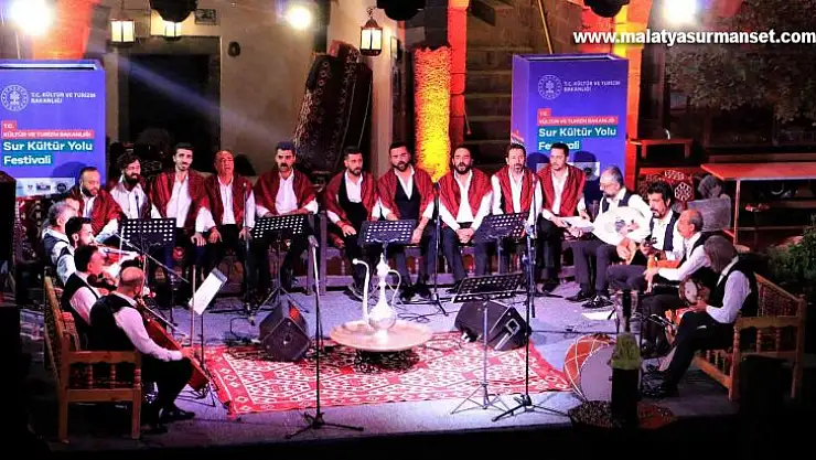 Bakan Ersoy, Diyarbakır'da devam eden festival etkinliklerini gezdi