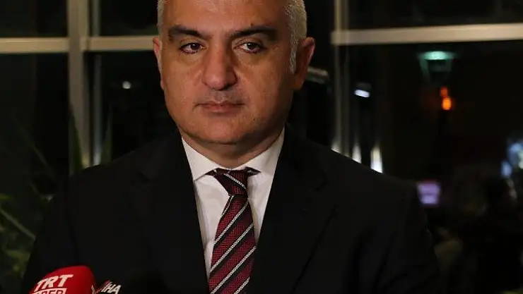 Bakan Ersoy, engelli sanatseverlerle birlikte 'Lüküs Hayat'ı seyretti