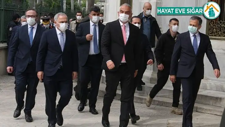 Bakan Ersoy, Fatih Sultan Mehmed Han'ın türbesini ziyaret etti