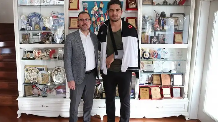 Bakan Kasapoğlu'dan Taha Akgül'e geçmiş olsun ziyareti