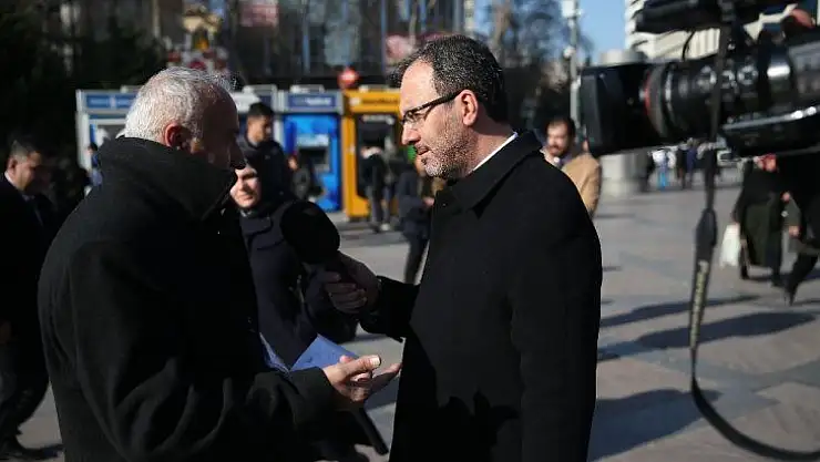 Bakan Kasapoğlu, Gazeteciler Günü'nde muhabir oldu, sokağa çıktı