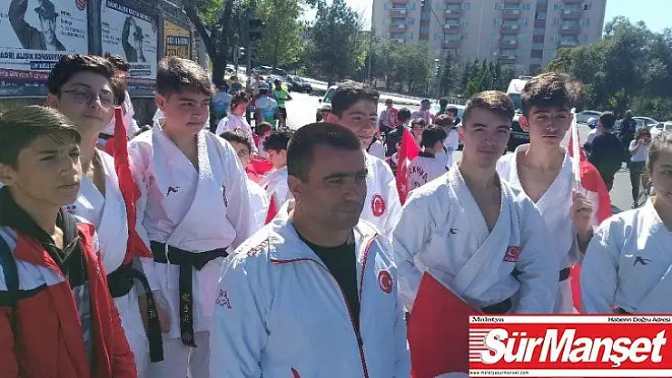 Bakan Kasapoğlu gençlerle beraber yürüdü