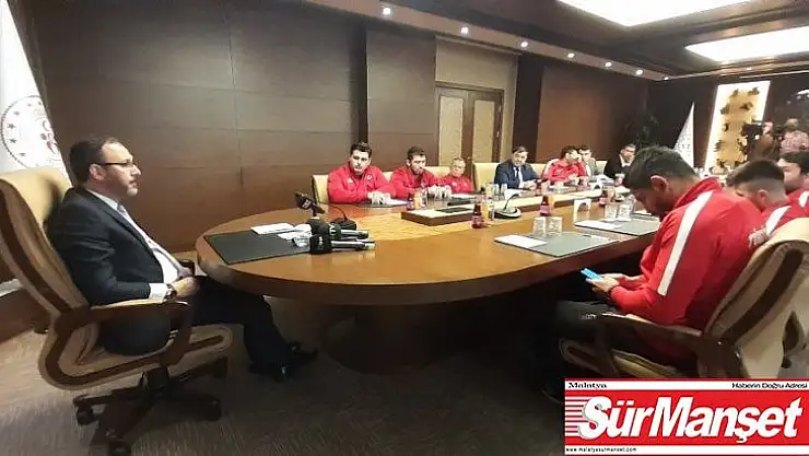 Bakan Kasapoğlu, Güreş Milli Takımı'nı kabul etti