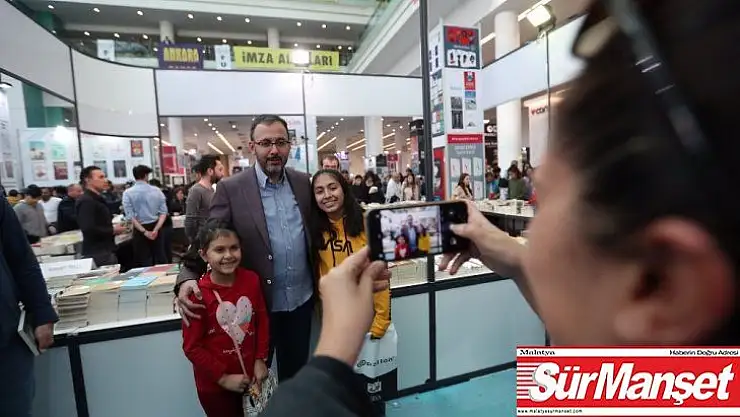 Bakan Kasapoğlu kitap fuarını ziyaret etti