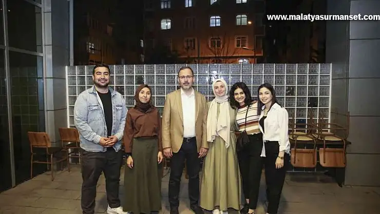 Bakan Kasapoğlu'ndan Anneler Günü öncesi kız yurduna sürpriz ziyaret