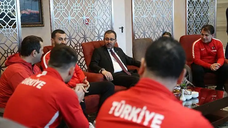 Bakan Kasapoğlu'ndan milli karatecilere ziyaret