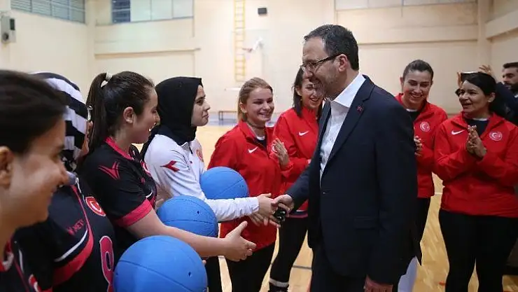 Bakan Kasapoğlu'ndan olimpiyat yolcusu sporculara sürpriz ziyaret