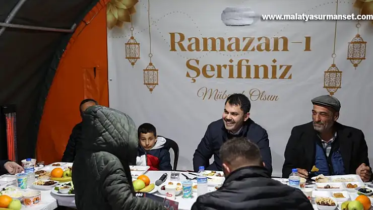 Bakan Kurum, Mehmetçik İftar Çadırı'nda depremzedelerle orucunu açtı