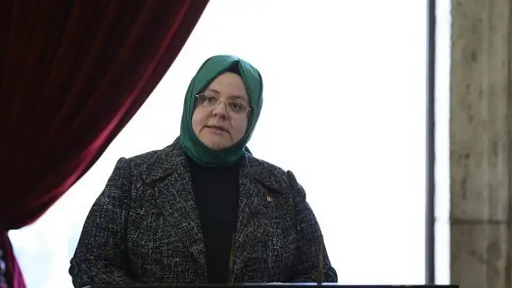 Bakan Selçuk kadına seçme ve seçilme hakkı verilişinin yıl dönümünde Anıtkabir'de