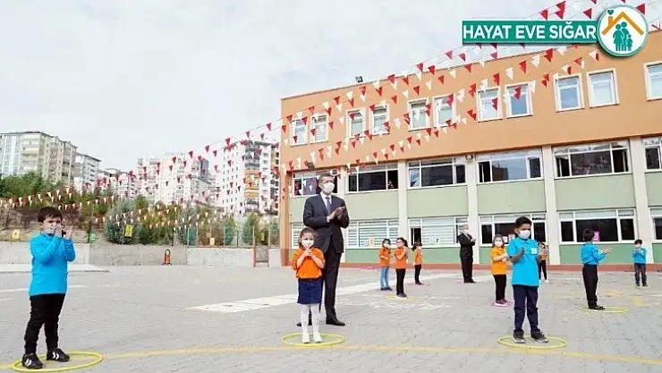 Bakan Selçuk'tan öğretmenlere ve öğrencilere tebrik mesajı