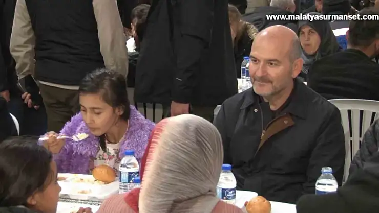 Bakan Soylu, iftarını depremzedelerle birlikte yaptı