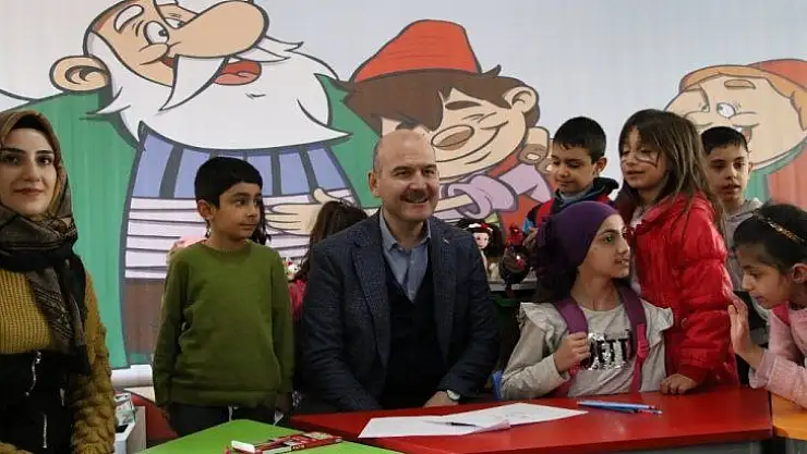 Bakan Soylu, konteyner kentte çocuklarla bir araya geldi