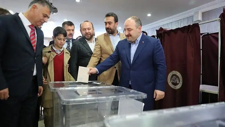 Bakan Varank: 'Benlik davası güdenlerin kendi kişisel egolarının, hırslarının peşinden gidenlerin şimdi nerede olduklarını görebiliyoruz'