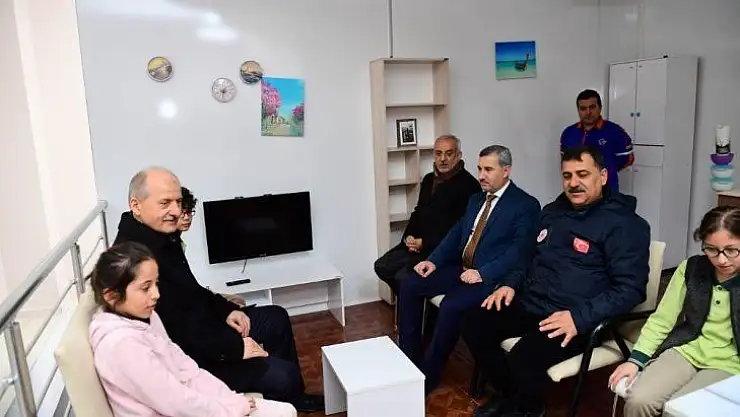 Bakan Yardımcısı Suver, deprem simülasyon odasında heyecanlandı