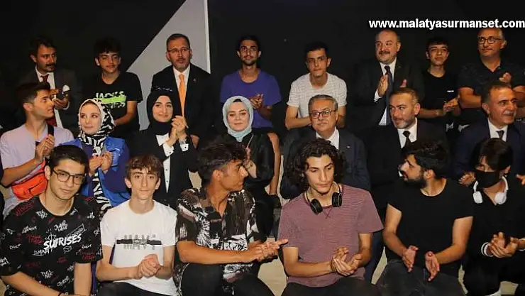 Bakanlar Varank ve Kasapoğlu öğrencilerin çalışmalarını inceledi