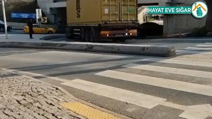 Bakırköy'de bir tır köprünün altına sıkıştı