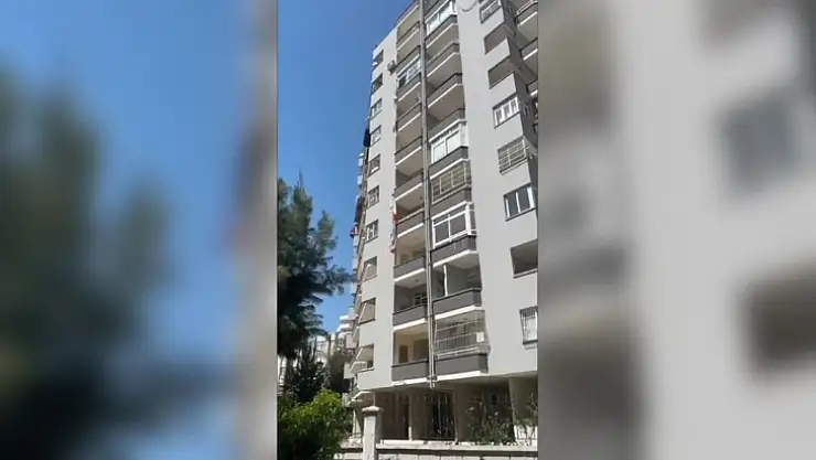 Balkondan inmeye çalışırken düşen hırsızlık şüphelisi öldü