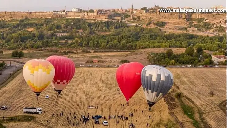 Balonlar halatlara bağlı askıda kaldı, gelenler sadece fotoğraf çekmekle yetindi