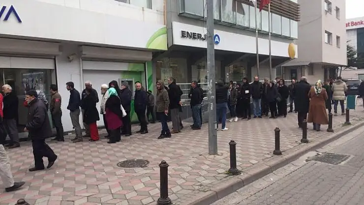 Banka önlerinde korona virüs kuyruğu