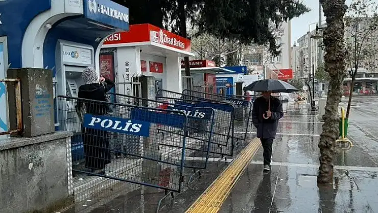 Banka ve ATM önlerine polis bariyeri