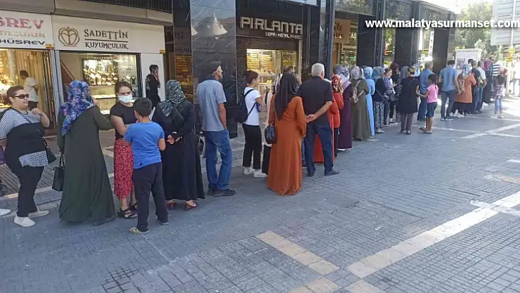 Bankalar önünde sosyal konut kuyruğu