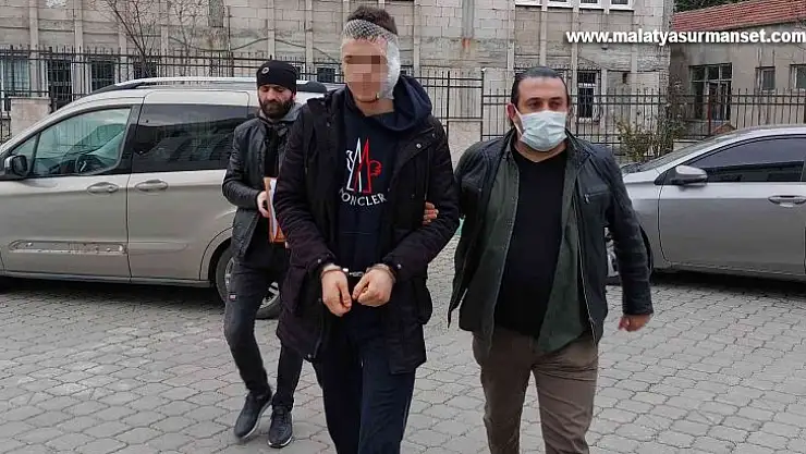 Bar önünde 3 kişi bıçaklandı