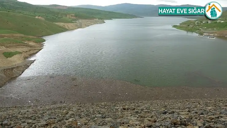 Baraj inşaatında iş makinesiyle suya düşen işçi kayboldu