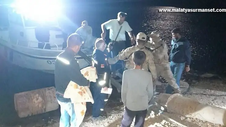 Baraj ortasındaki adada mahsur kalan öğretmen kurtarıldı