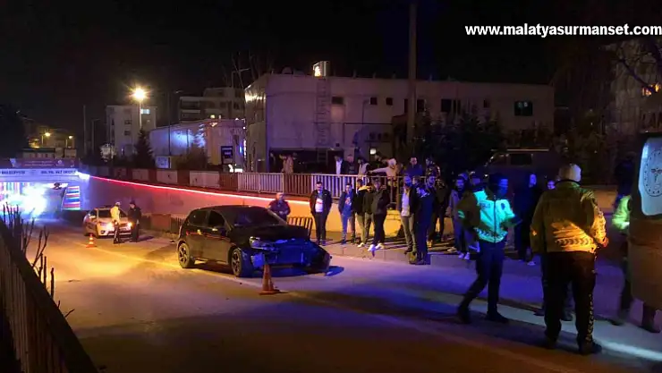 Bariyerlere çarptı, aracının başında