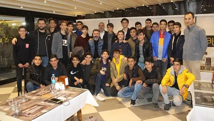 Başarılı öğrenciler yemekte buluştu
