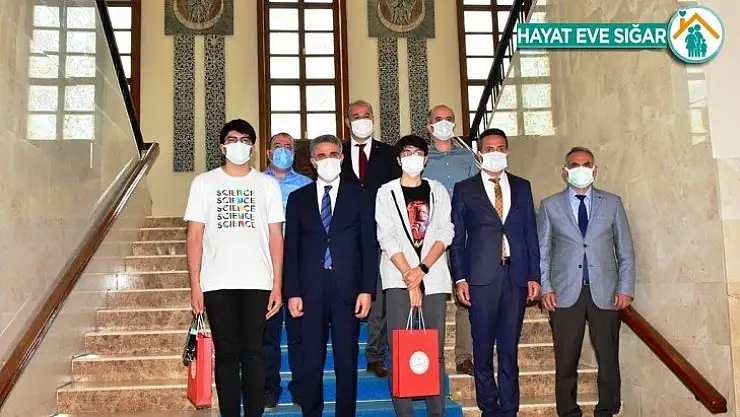 Başarılı öğrencilere hediye