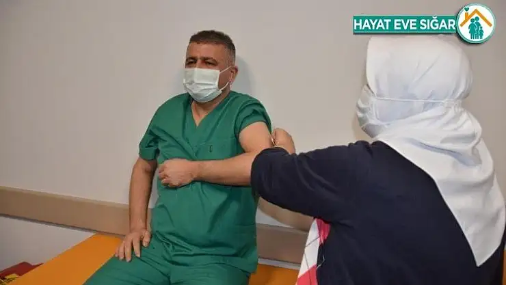 Başhekim Aktürk'te aşı oldu
