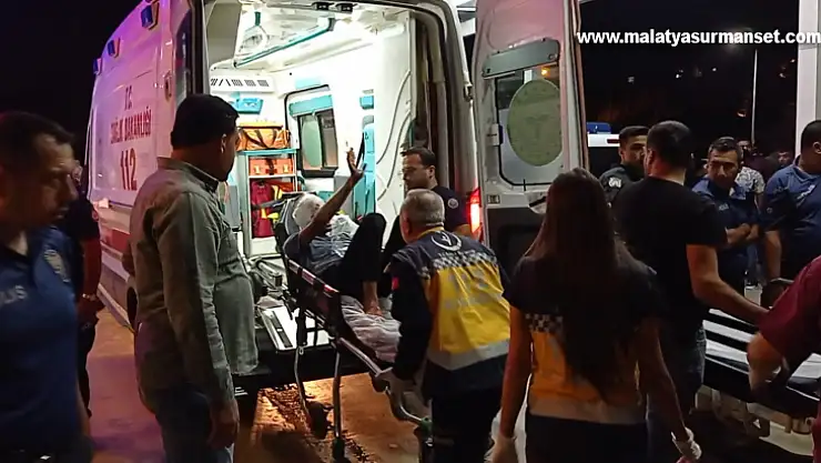 Başından vuruldu, el sallayarak ambulansa bindi