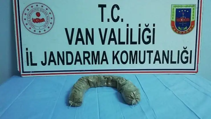 Başkale'de bir şahsın beline sarılı vaziyette 1.5 kilo eroin ele geçirildi