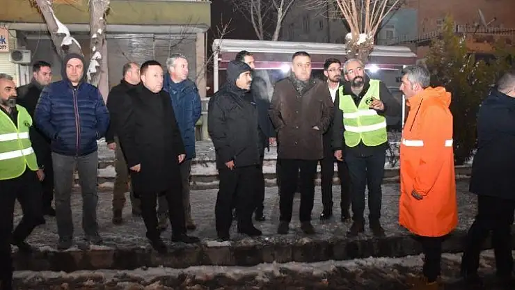 Başkan Beyoğlu gece yarılarına kadar kar temizleme mesaisinde